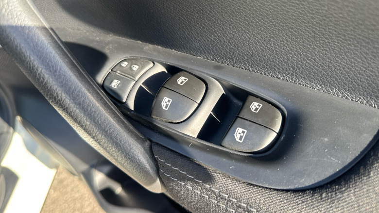 Nissan Qashqai 1.2 DiG-T N-Connecta 5dr Petrol Hatchback